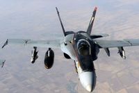 Americká stíhačka F-18E Super Hornet při operaci v Iráku.