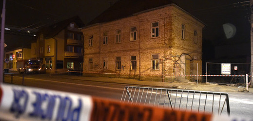 Bortící se neobydlený dvoupodlažní dům v ulici Sokolská ve Zlíně.