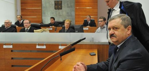 Kárný senát Nejvyššího správního soudu projednával 8. března v Brně žalobu na státního zástupce Ladislava Kosána (vpravo).