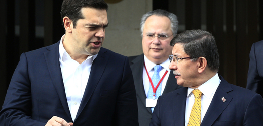 Řecký premiér Alexis Tsipras (vlevo) a turecký premiér Ahmet Davutoglu.