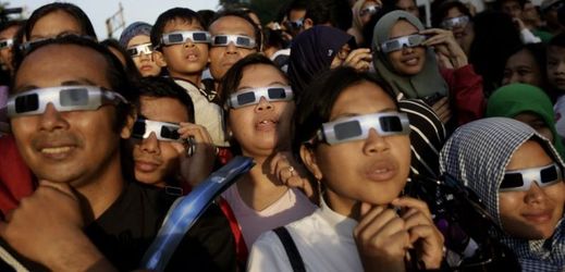 Lidé s nadšením pozorovali zatmění Slunce v Indonésii.
