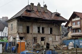 Bortící se dům v Sokolovské ulici ve Zlíně.