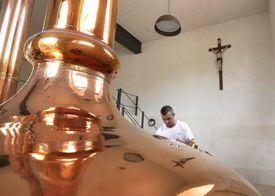 Dělník přidává chmel do tanku v pivovaru ve Cvikově, který je spojkou globální značky Pilsner Urquell.