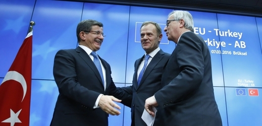 Summit EU-Turecko. Zleva turecký premiér Ahmet Davutoğlu, předseda Evropské rady Donald Tusk a předseda Evropské komise Jean-Claude Juncker.
