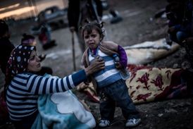 Neutěšená situace v Sýrii. Na snímku matka drží v náručí mrtvé dítě.
