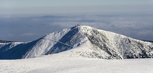 Na hřebech Krkonoš leží až metr sněhu.