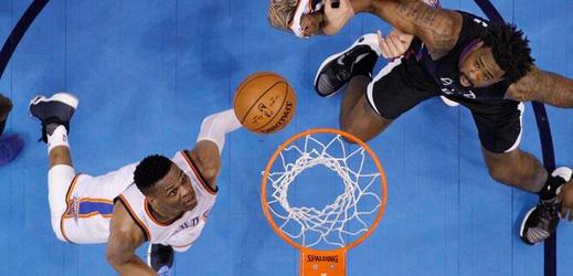 Basketbalista Russell Westbrook (vlevo) z Oklahomy City pomohl ve středečním zápase NBA k výhře 120:108 nad Los Angeles Clippers životním výkonem.