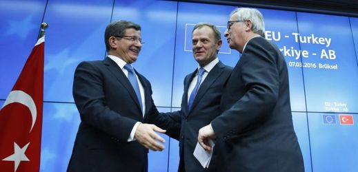 Turecký premiér Ahmet Davutoglu, předseda Evropské rady Donald Tusk a předseda Evropské komise Jean-Claude Juncker na pondělním summitu EU.