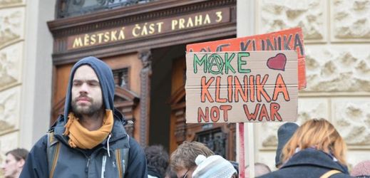 Na snímku příznivci Autonomního sociálního centra Klinika, kteří uspořádali demonstraci u radnice Prahy 3, jejíž zastupitelstvo jednalo o jeho budoucnosti.