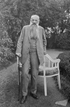 Český básník, dramatik, prozaik a překladatel Jaroslav Vrchlický (vlastním jménem Emil Frída) se narodil roku 1853 v Lounech a zemřel v roce 1912 v Domažlicích.