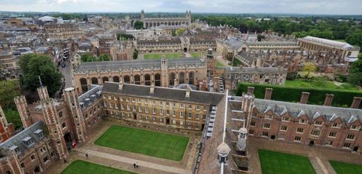 Budovy univerzity v Cambridge.