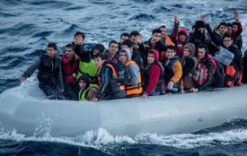 Běženci plující na člunech směrem od tureckého k řeckému pobřeží.