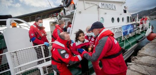 Německá námořní pátrací služba na záchranném křižníku Minden zachraňuje dívku z Afghánistánu v řeckém přístavu Mytilini.