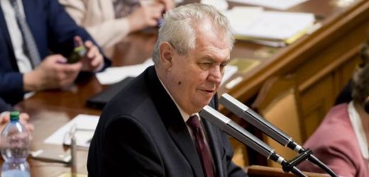Miloš Zeman při projevu ve sněmovně.
