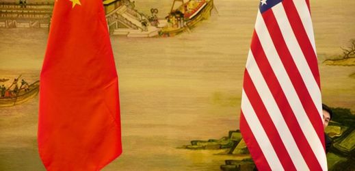 Vlajky Číny a USA (ilustrační foto).