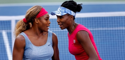 Serena (vlevo) i Venus Williamsová se představí po letech na turnaji Indian Wells.