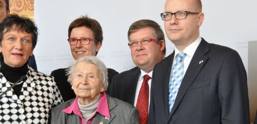Český premiér Bohuslav Sobotka udělil medaili Karla Kramáře sudetoněmecké sociální demokratce Olze Sipplové.