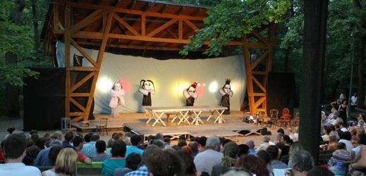 Fotografie z divadelního festivalu v řevnickém Lesním divadle.