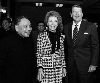 Bývalý americký prezident Ronald Reagan s manželkou Nancy Reaganovou na snímku z roku 1984.