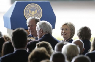 Na poslední rozloučení s Nancy Reaganovou přišli i bývalý prezident George W. Bush (na snímku vzadu vlevo) a současná prezidentská kandidátka Hillary Clintonová (vzadu vpravo).