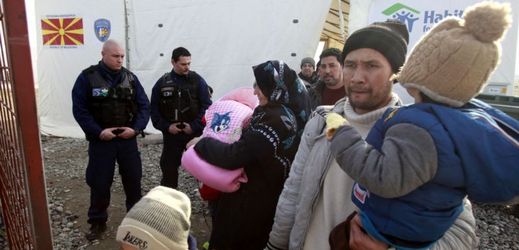 Maďarští policisté kontrolují migranty přicházející z Řecka.