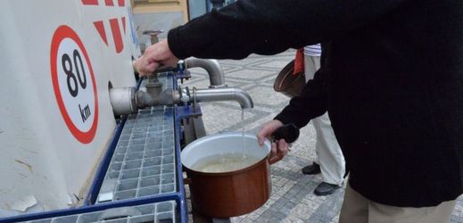 Pitnou vodu museli lidé v Dejvicích čerpat z cisteren.