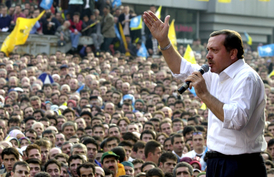 Listopad 2002. Předseda Strany spravedlnosti a rozvoje Erdoğan oslovuje davy na předvolebním mítinku v Burse.