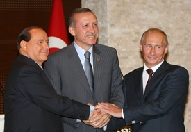 Zleva Silvio Berlusconi, Recep Tayyip Erdoğan a Vladimir Putin. V roce 2009 se sešli v Ankaře, aby podepsali dohodu o plynovodu.