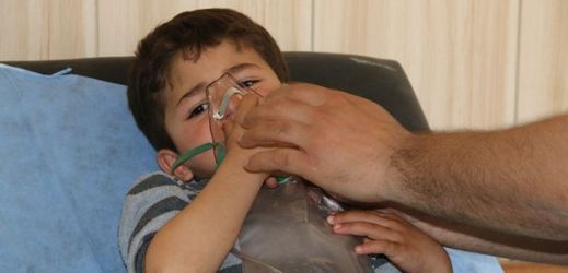 Chlapec v lékařské péči po chemickém útoku u Kirkúku.