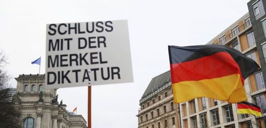 V Berlíně pochodovaly tisíce odpůrců Angely Merkelové.
