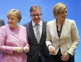 Angela Merkelová (vlevo) s kandidátem pro volby na Bádensku-Württembersku Guidem Wolfem a želízkem v ohni za CDU v Porýní-Falci Julií Kloecknerovou.