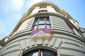 Pražský magistrát s tibetskou vlajkou.