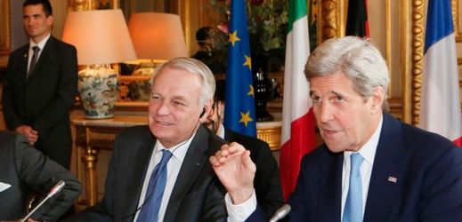 Francouzský ministr zahraničí Jean-Marc Ayrault a ministr USA John Kerry.