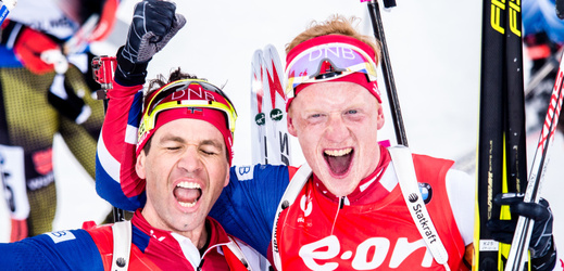 Norové Johannes Bö a Ole Einar Björndalen slaví medaile ze závodu s hromadným startem.