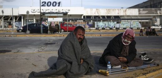 Muži z Iráku na parkovišti starého mezinárodního letiště v jižní části Atén, které se nyní používá jako provizorní útočiště pro uprchlíky a migranty.