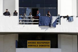 Uprchlíci na balkoně starého mezinárodního letiště v Aténách.