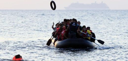 Člun s migranty směřující k řeckému pobřeží (ilustrační foto).