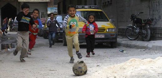 Děti hrající fotbal v jižním předměstí syrského Damašku.