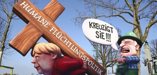 Sousoší navržené umělcem Jacquesem Tillym znázorňuje kancléřku Angelu Merkelovou s velkým dřevěným křížem na zádech s nápisem Humánní politika pro uprchlíky. Vedle ní je bavorský premiér Horst Seehofer, který jako kritik uprchlické politiky Merkelové ukazuje prstem na kancléřku, pláče a volá Ukřižovat!
