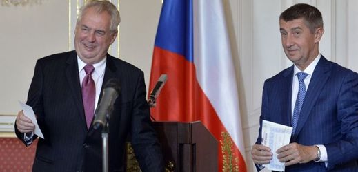 Prezident Miloš Zeman (vlevo) s vicepremiérem a ministrem financí Andrejem Babišem.