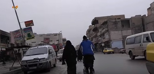 Dvě Syřanky natočily tajně video ukazující život v této hlavní základně islamistů v Sýrii. 