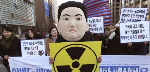 Jihokorejský student vysoké školy, který má na sobě masku zobrazující severokorejského vůdce Kim Čong-una, se účastní demonstrace proti oznámení severokorejské vlády o plánovaném testování jaderných zbraní.