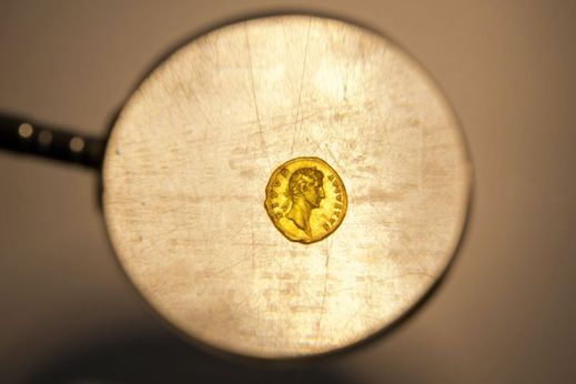 Turistka našla vzácnou minci u archeologického naleziště v Galileji.