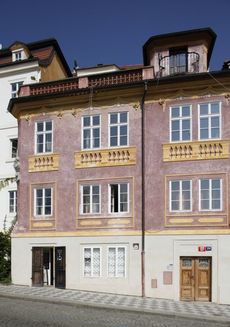Obytný dům, ve kterém sídlí galerie Josefa Sudka v ulici Úvoz v Praze.