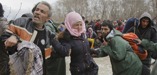 Běženci, kteří se snaží dostat z Řecka do Makedonie.