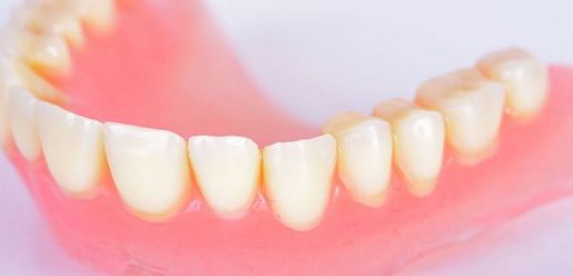 Až 60 procent seniorů muselo kvůli zubní náhradě změnit své zvyklosti.