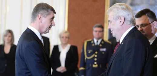 Prezident Miloš Zeman (vpravo) při jmenování Andreje Babiše (vlevo) ministrem financí.