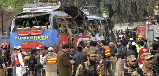 Autobus po explozi v Pešávaru.
