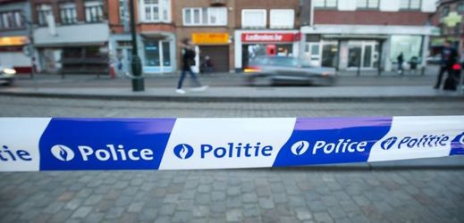 Policejní páska na místě činu na bruselském předměstí.