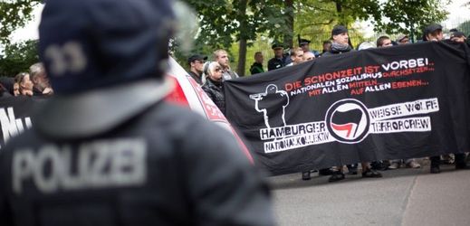 Německá policie zasahuje proti demonstrujícímu neonacistickému spolku Bílí vlci.